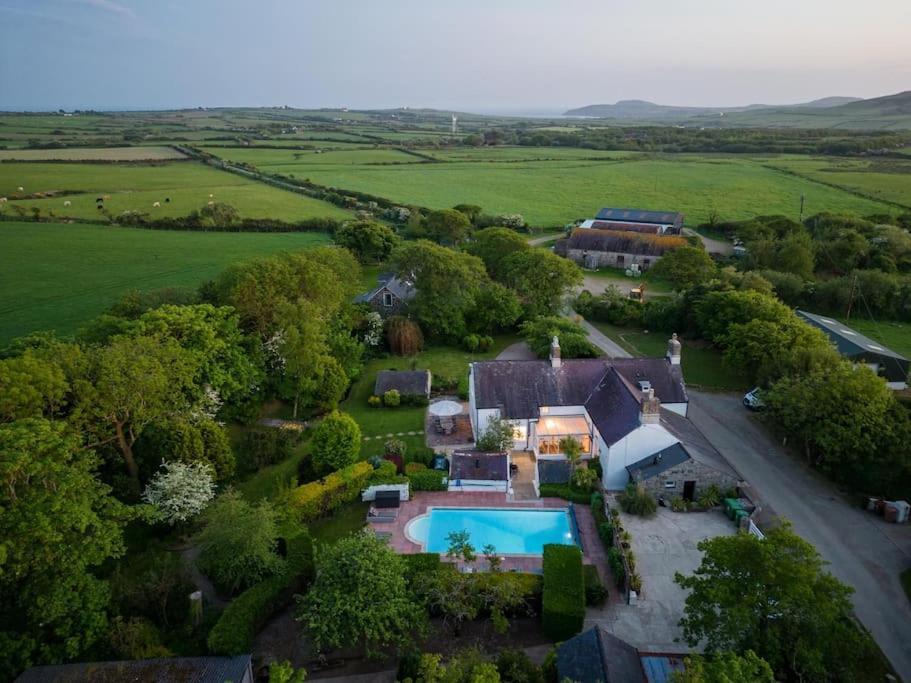 Plas Newydd With Swimming Pool, Fire Pit, And Log Fires Villa Rhiw Eksteriør bilde